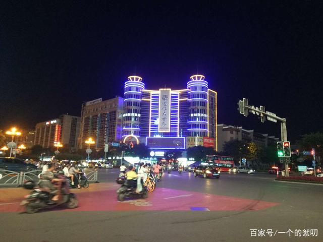 大世界楼体外墙亮化工程效果